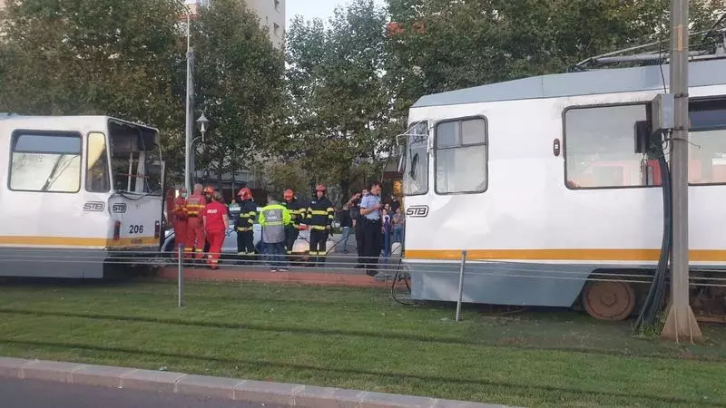 Trei răniți după ce două tramvaie s-au ciocnit la București