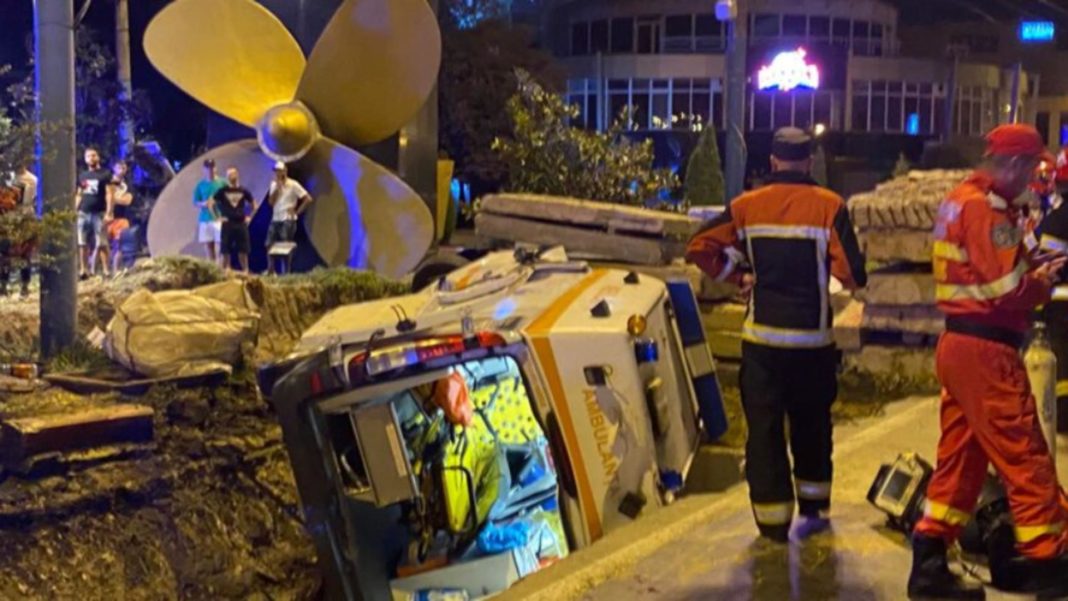 Patru răniți după ce o ambulanță s-a răsturnat pe un bulevard în lucru din Constanța (sursa foto: realitatea.net)
