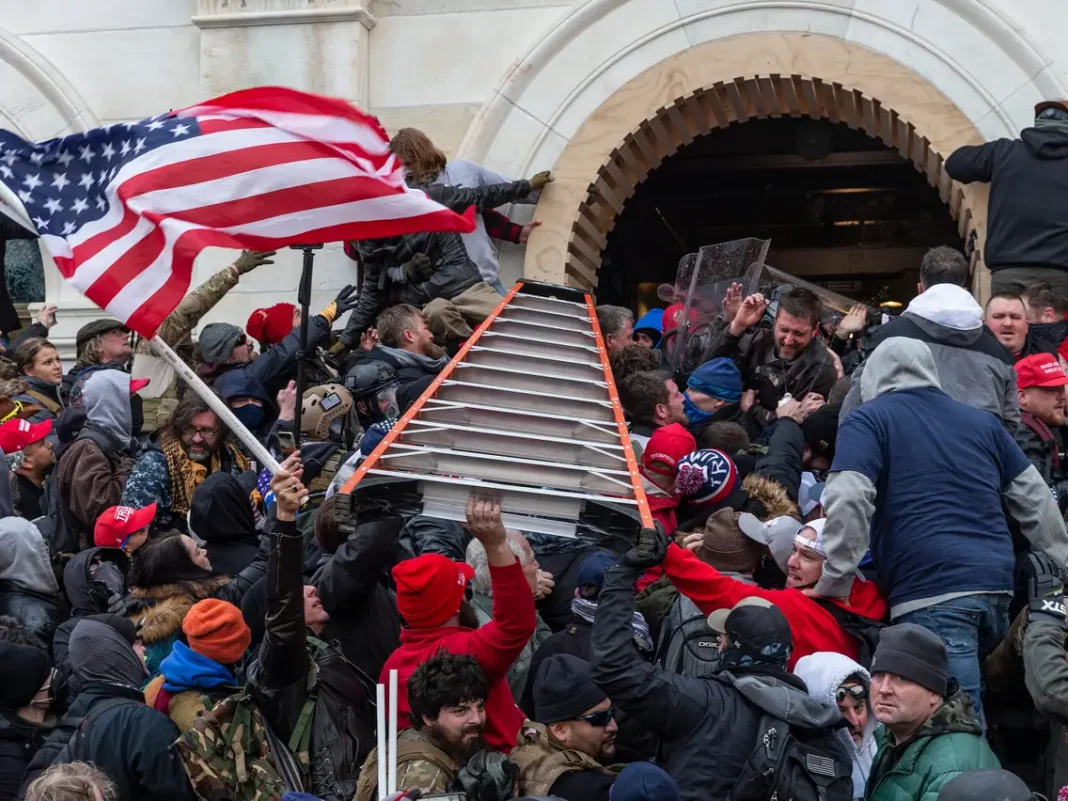 Fost poliţist implicat în asaltul asupra Capitoliului, condamnat la închisoare