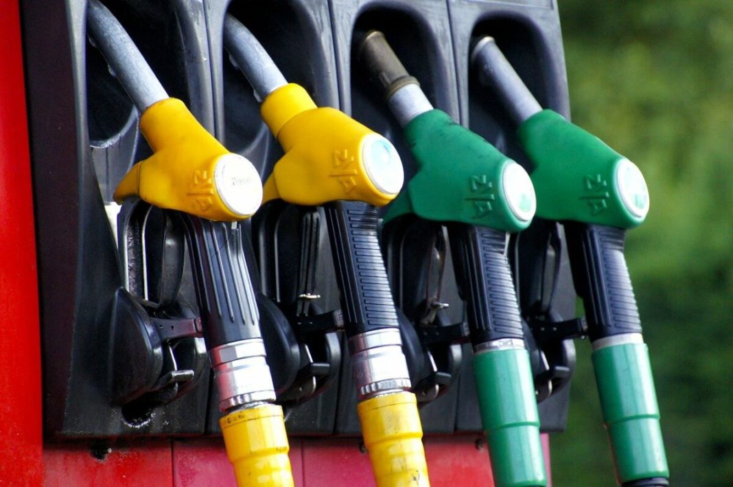 Guvernul prelungește compensarea cu 50 de bani la carburanți