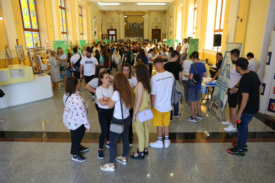 Cât mai costă un an de facultate