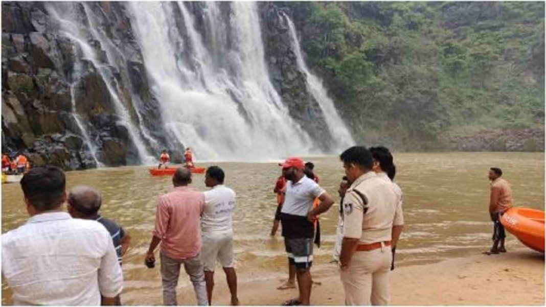 Șase tineri s-au înecat într-o cascadă din India din cauza unui selfie