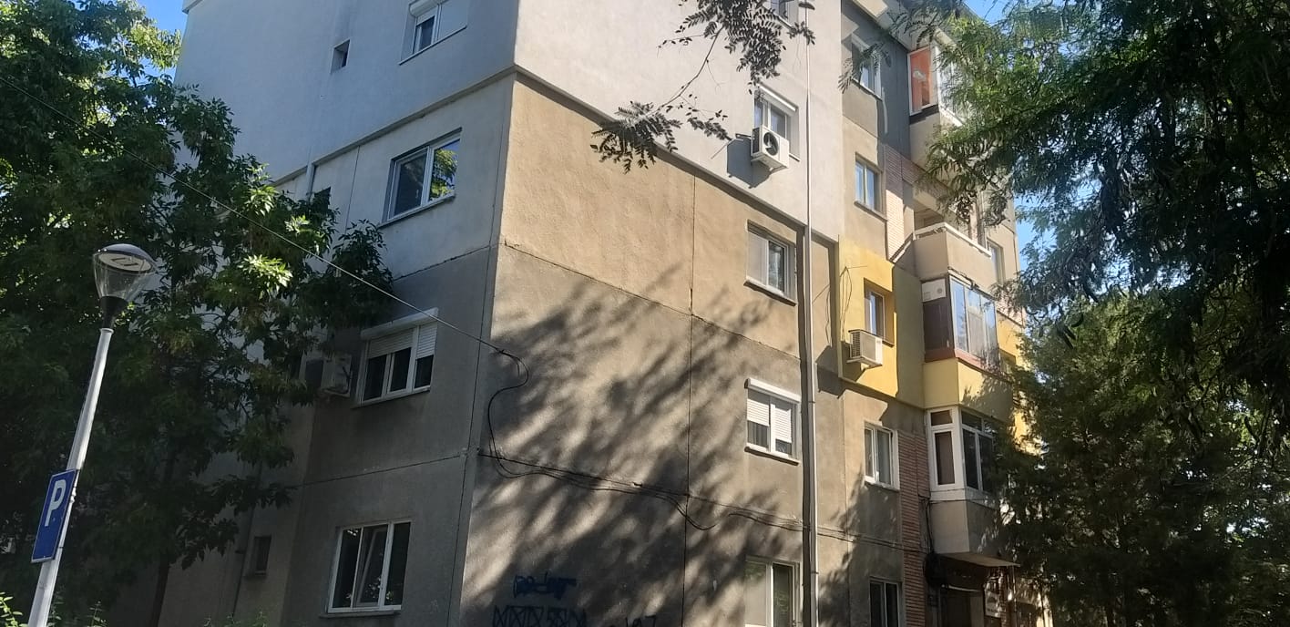 Blocul de pe strada Înfrăţirii, unde se află unul dintre apartamentele Asociaţiei