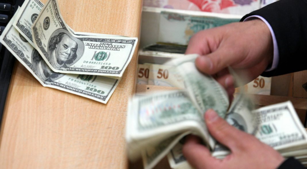 Dolarul, la un nou record istoric