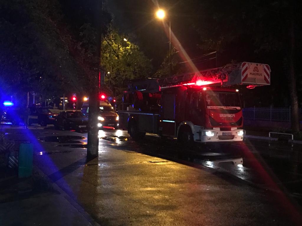 Un incendiu a izbucnit în această seară într-un apartament al blocului 16, din cartierul George Enescu din municipiul Craiova