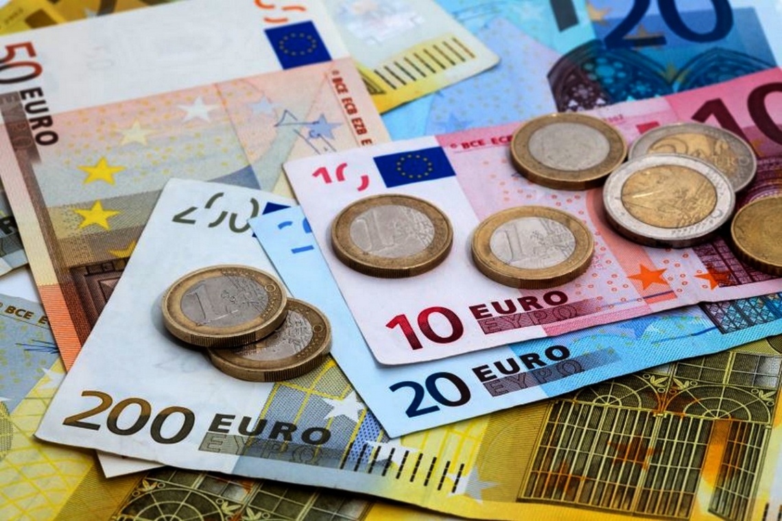 Euro atinge minimul ultimilor 20 de ani