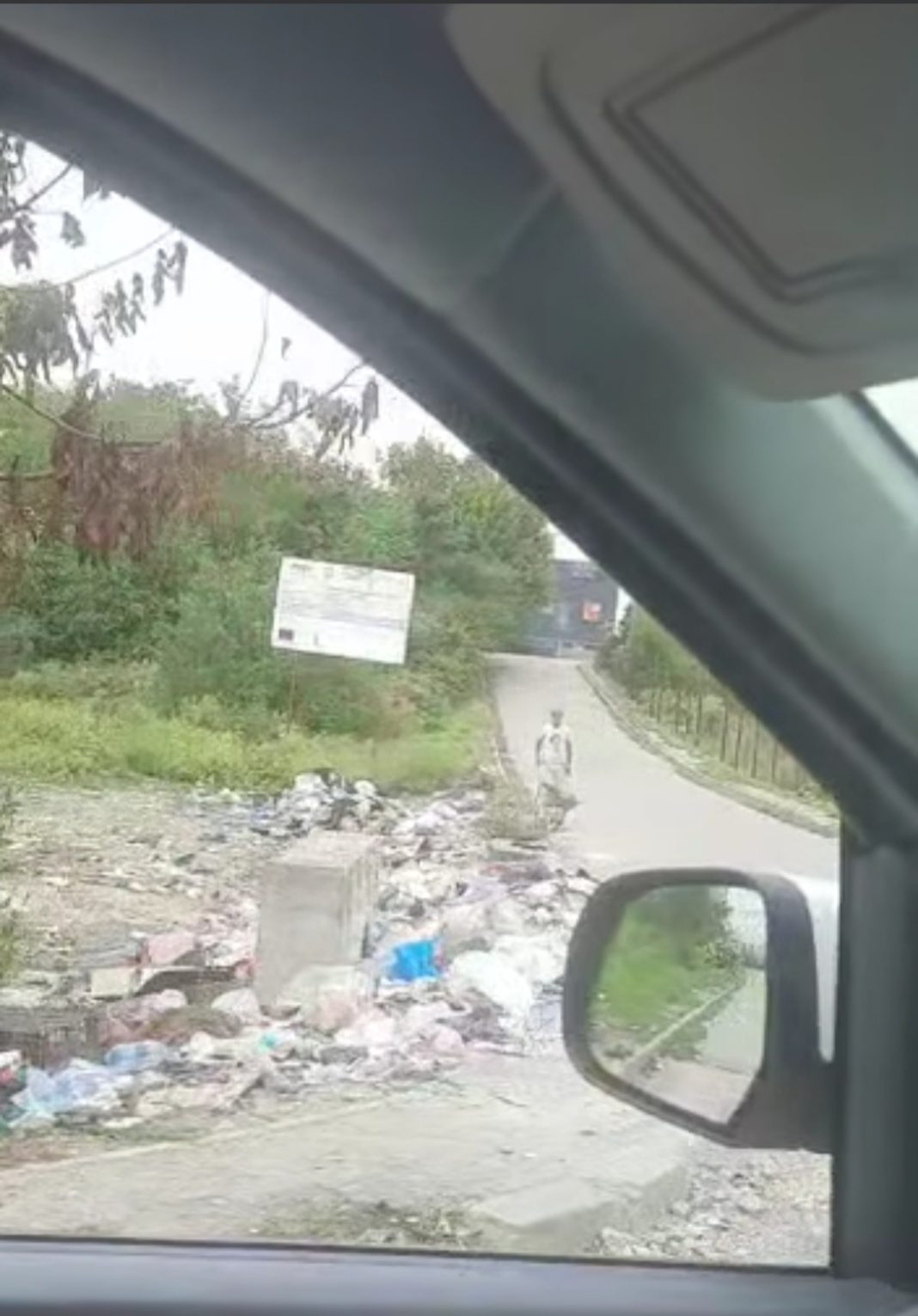 Bărbat amendat după ce a aruncat deșeuri într-o zonă publică din Târgu Jiu