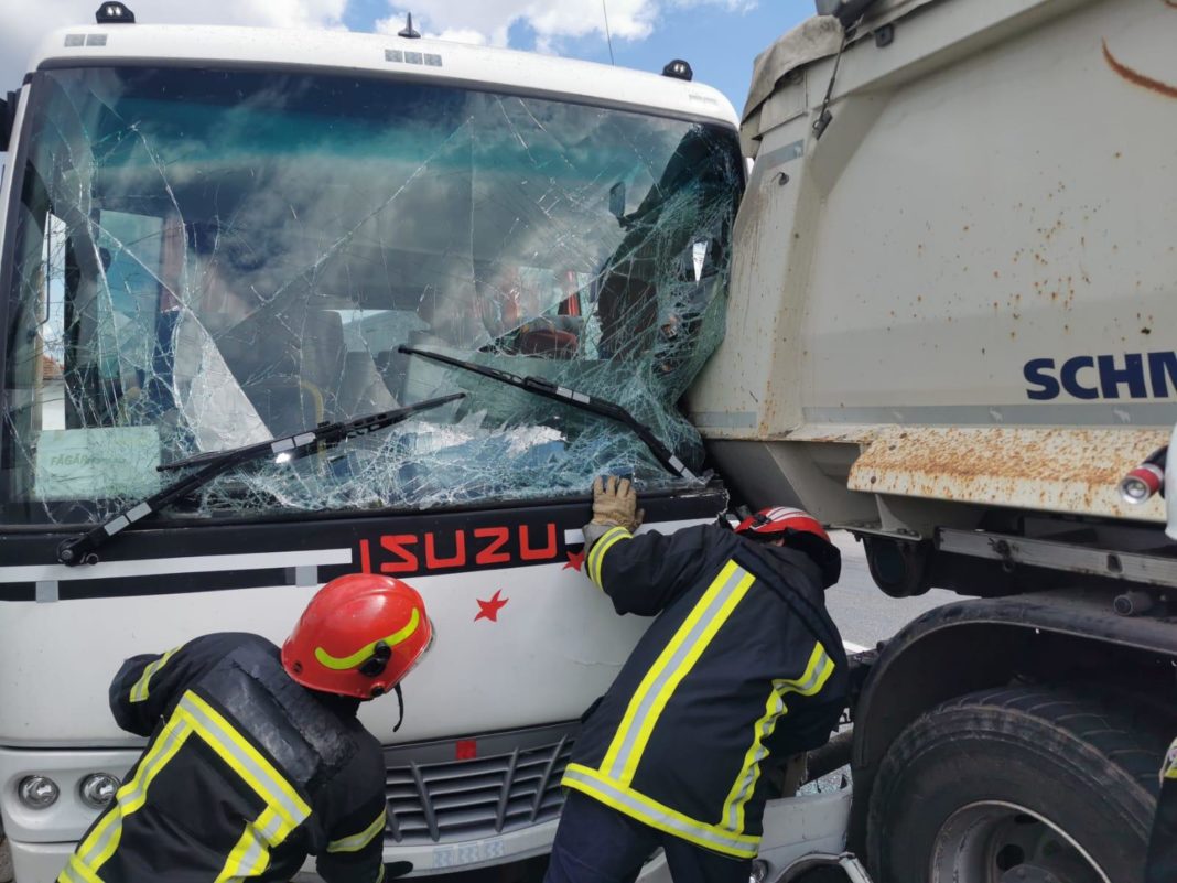 Autocar cu 17 copii, implicat într-un accident. Două persoane, rănite