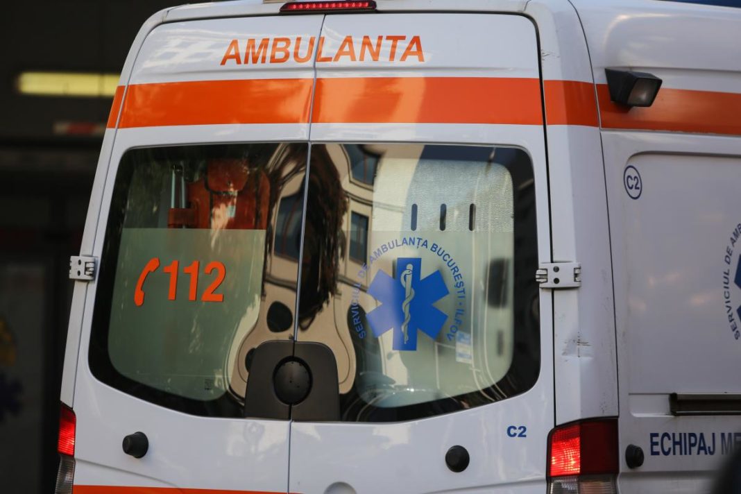 Nouă persoane au fost rănite după ce un microbuz plin cu călători s-a răsturnat