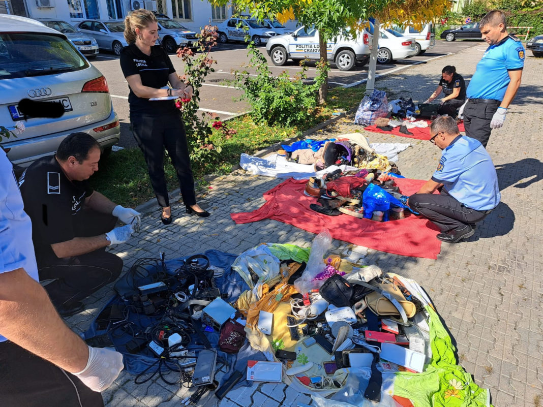 1.000 kg marfă second hand vândută pe trotuar, confiscată de Poliția Locală Craiova