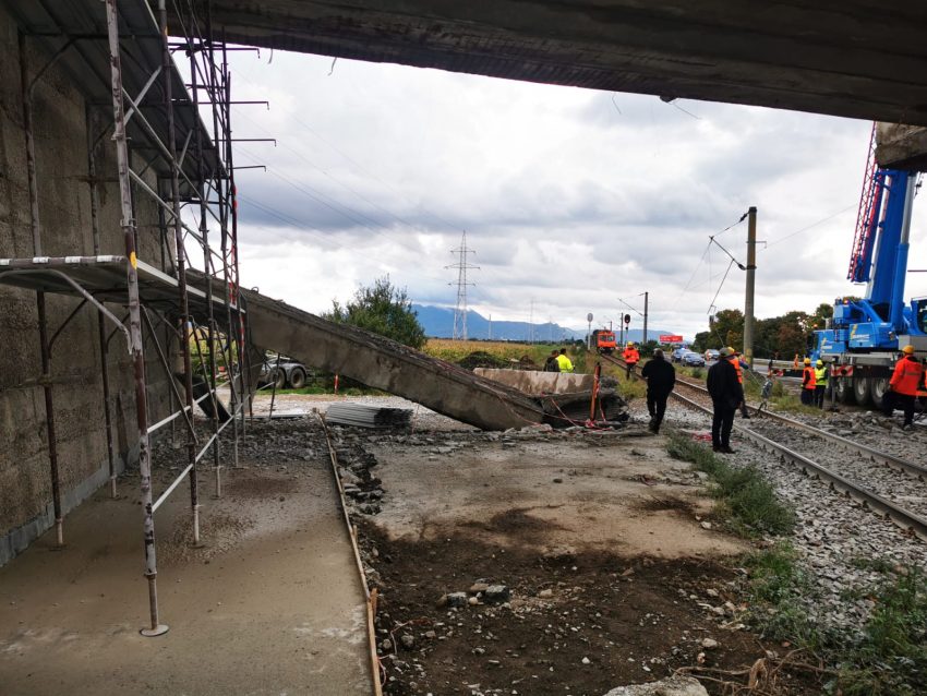 Pasarela a căzut peste calea ferată, blocând circulația trenurilor