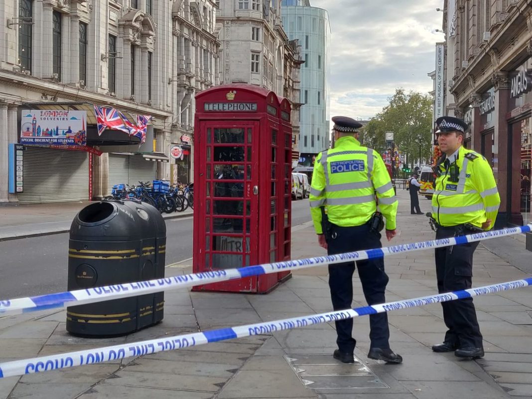 Polițiști înjunghiați pe o stradă din Londra