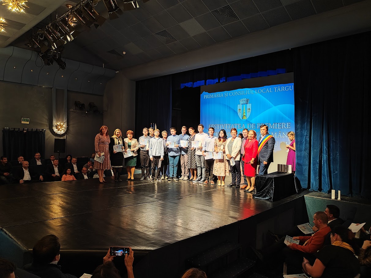 Zeci de elevi și profesori din Târgu Jiu, premiați de municipalitate