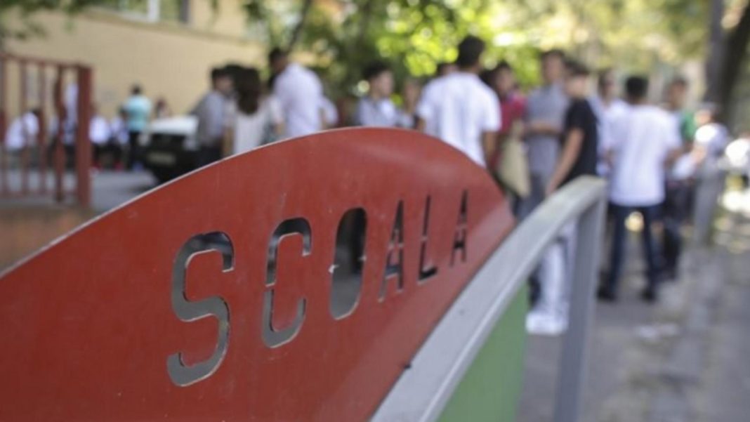 Aproape 3 milioane de elevi şi preşcolari încep astăzi cursurile noului an şcolar