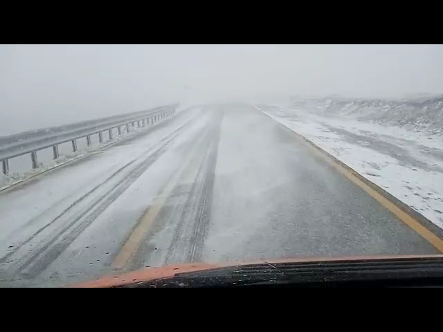 (VIDEO) Lapoviță și ninsoare pe DN 67 C, în zona Transalpina