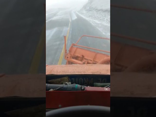 (VIDEO) Un utilaj de deszăpezire intervine pe Transalpina