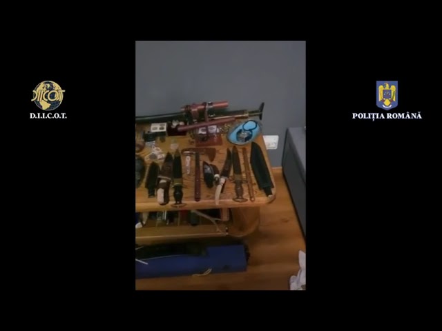 (VIDEO) Arme, droguri şi bani, desoperite de poiliţişti