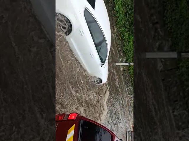 (VIDEO) Inundație pe DN 7 în județul Vâlcea