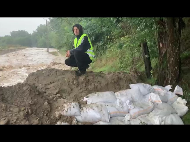 (VIDEO) Măsuri de protecție în zona râului Gilort, la Novaci, din cauza precipitațiilor abundente