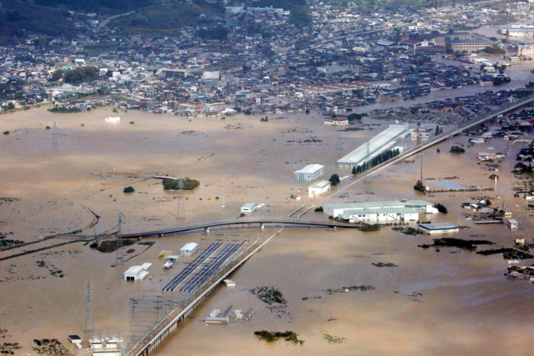 Japonia, lovită de taifun: Cel puțin doi morți și zeci de mii de gospodării afectate