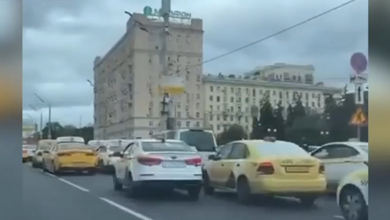 Șoferii au petrecut chiar și 40 de minute în trafic din cauza comenzilor false Foto: Captură Digi24 Citește mai mult la: https://www.digi24.ro/stiri/externe/sute-de-taxiuri-au-blocat-centrul-moscovei-dupa-un-atac-cibernetic-al-hackerilor-anonymous-2069591 Informaţiile publicate pe site-ul Digi24.ro pot fi preluate, în conformitate cu legislația aplicabilă, doar în limita a 120 de caractere.