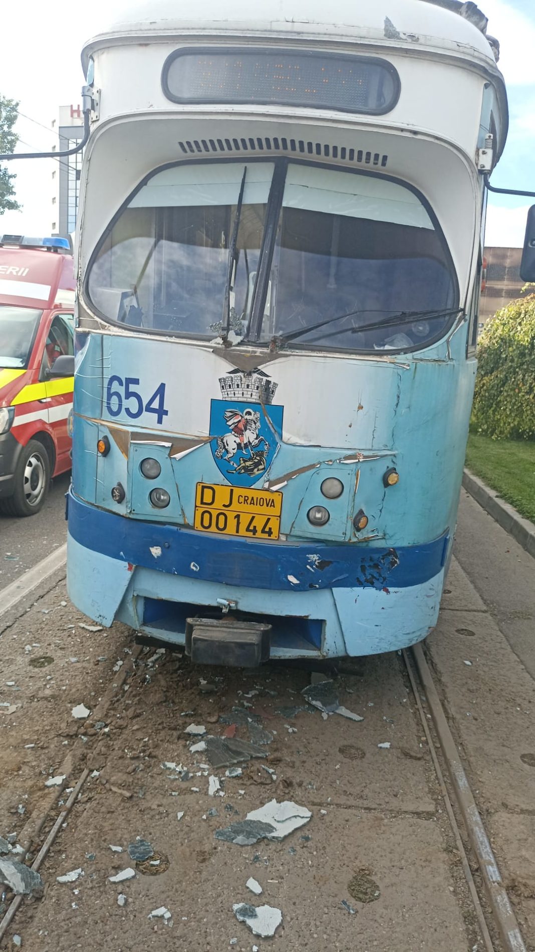 tramvai lovit Două tramvaie s-au ciocnit în Craiova, doi călători au ajuns la spital
