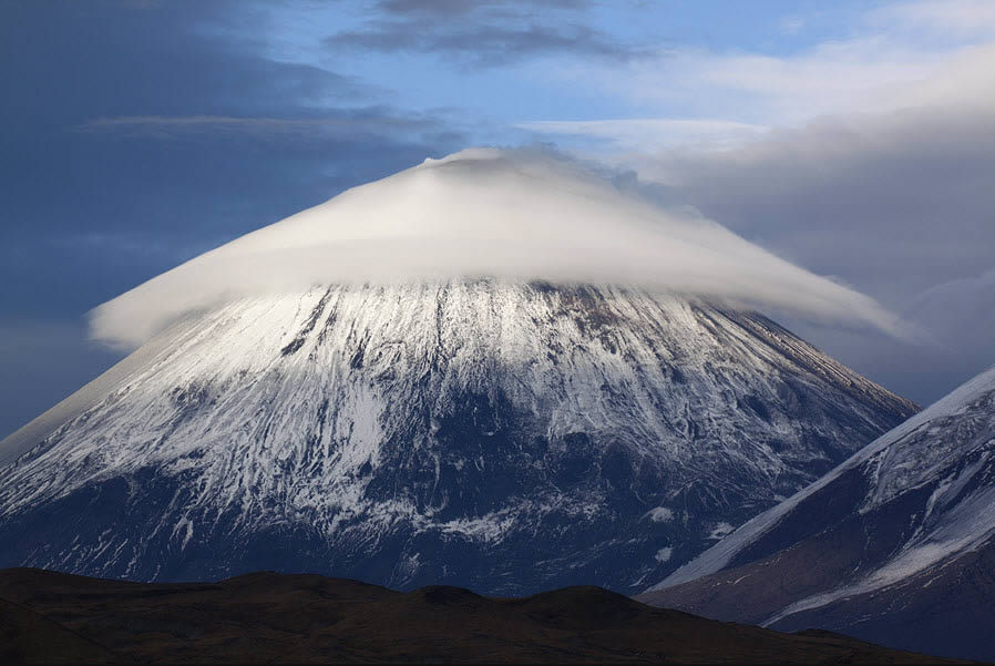 Trei alpiniști dintr-un grup de 12, salvați de pe un vulcan din Siberia