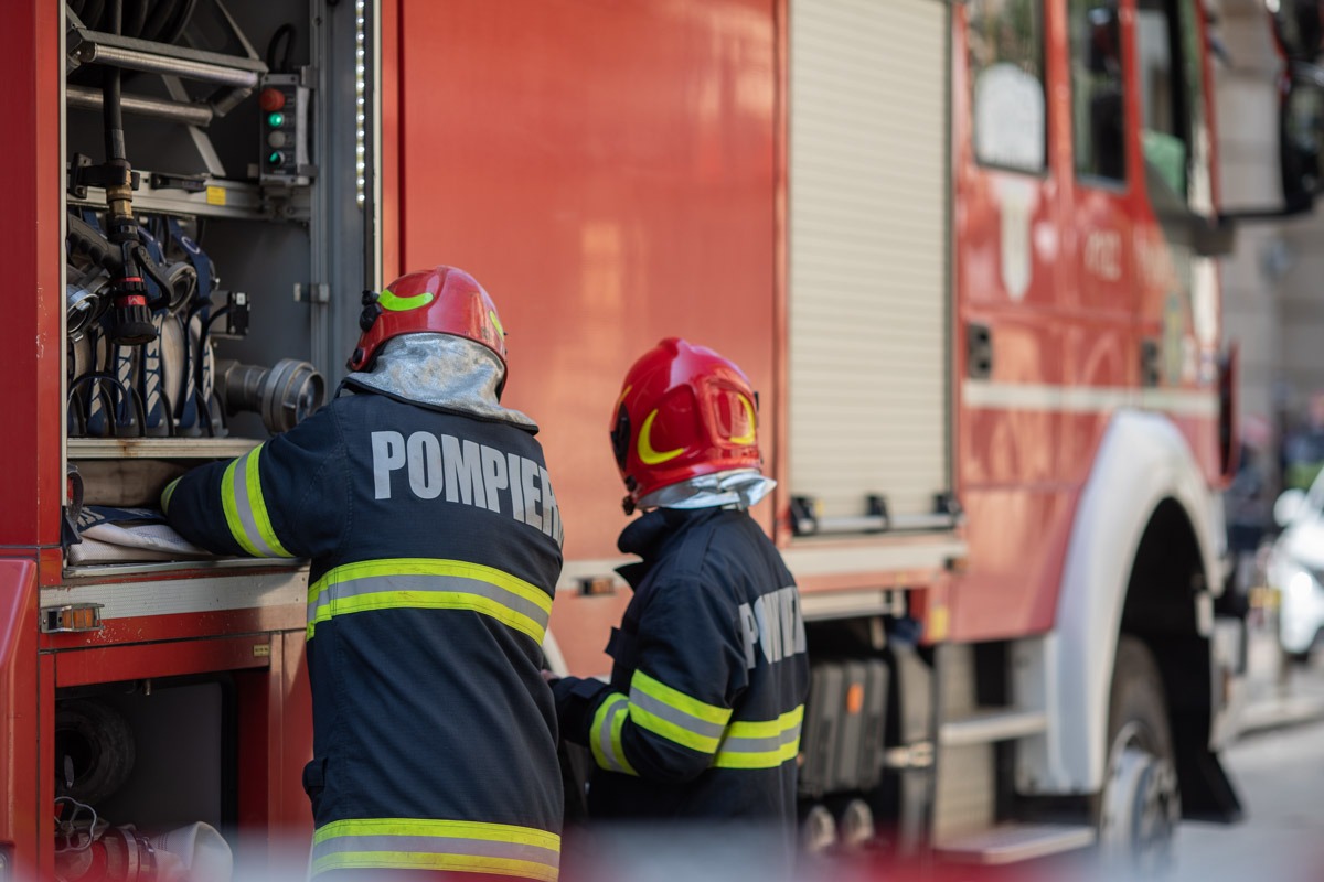 Mai multe echipaje de pompieri au intervenit și au stins, în cele din urmă, focul