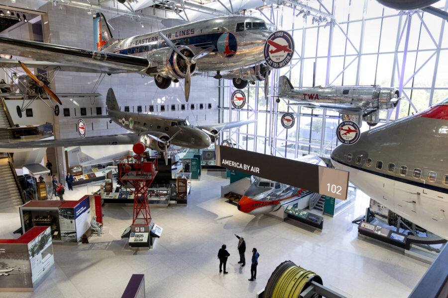 Muzeul Naţional al Aerului și Spațiului, al Institutului Smithsonian, a fost inaugurat în anii '70 şi are cea mai mare colecţie de aeronave din lume.