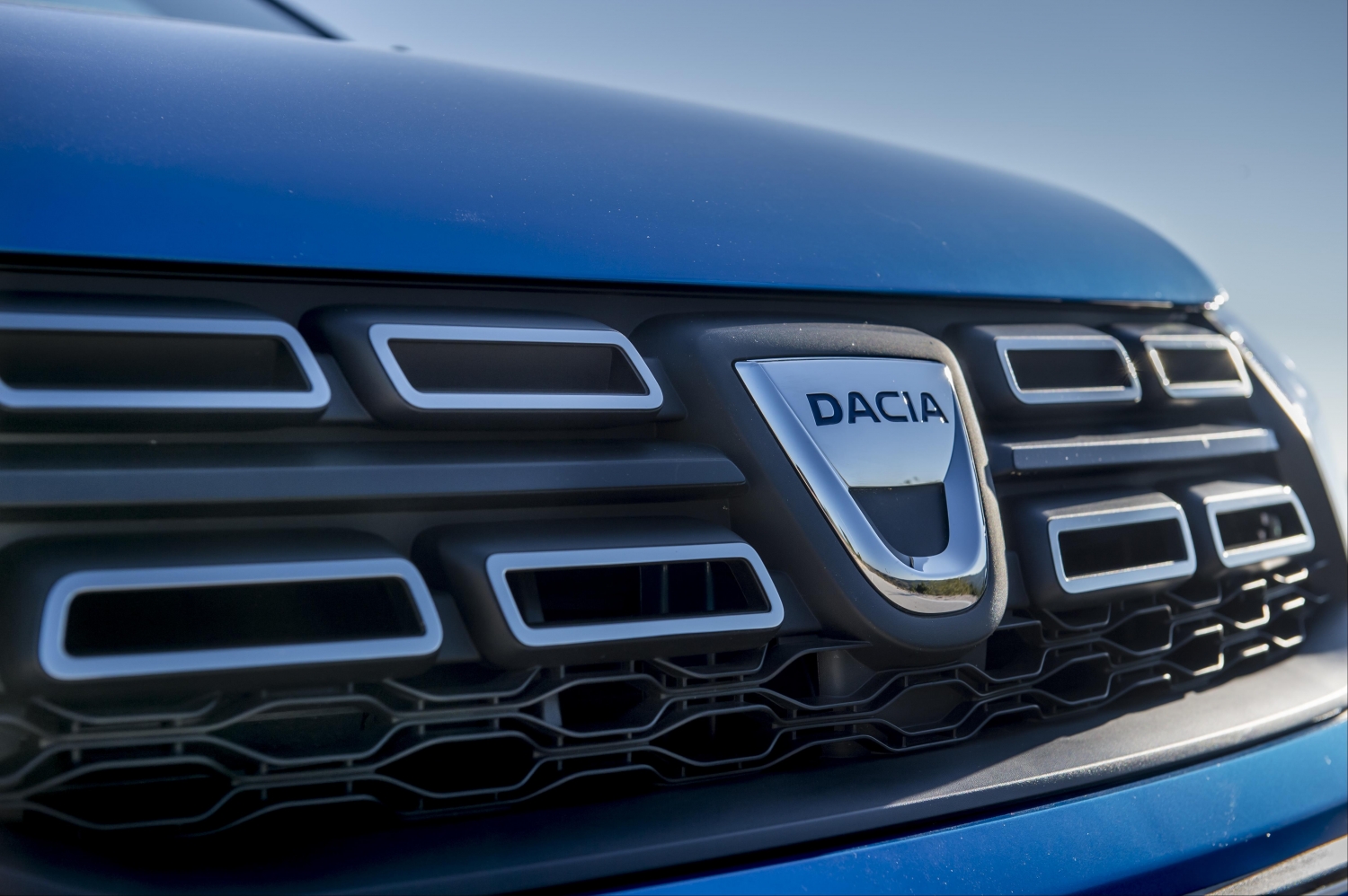 Dacia va prezenta la salonul auto de la Paris primul motor hibrid din gamă