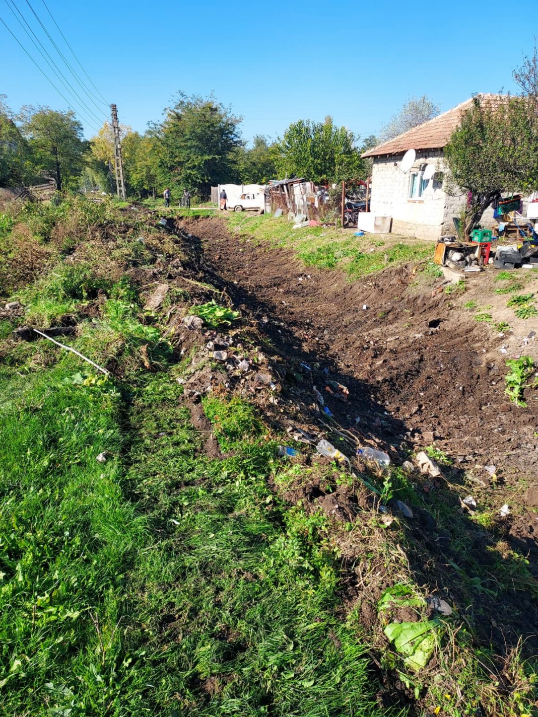 Autorităților locale și riveranilor le revine obligația să-și curețe și să-și întrețină permanent șanțurile și rigolele pentru asigurarea scurgerii apelor pluviale.