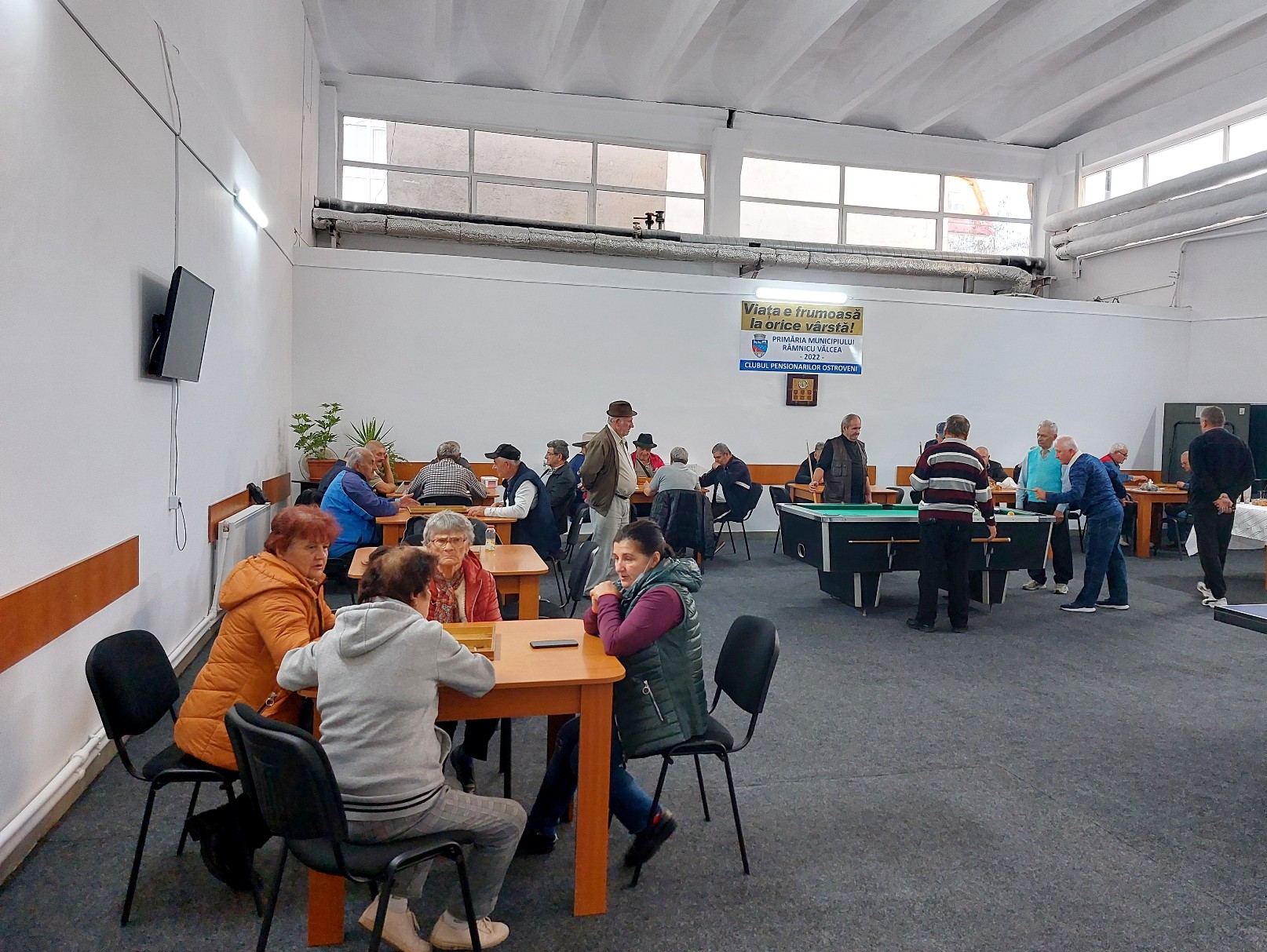 Clubul din Ostroveni le oferă, astfel, seniorilor posibilitatea de socializare într-un spaţiu modern şi elegant