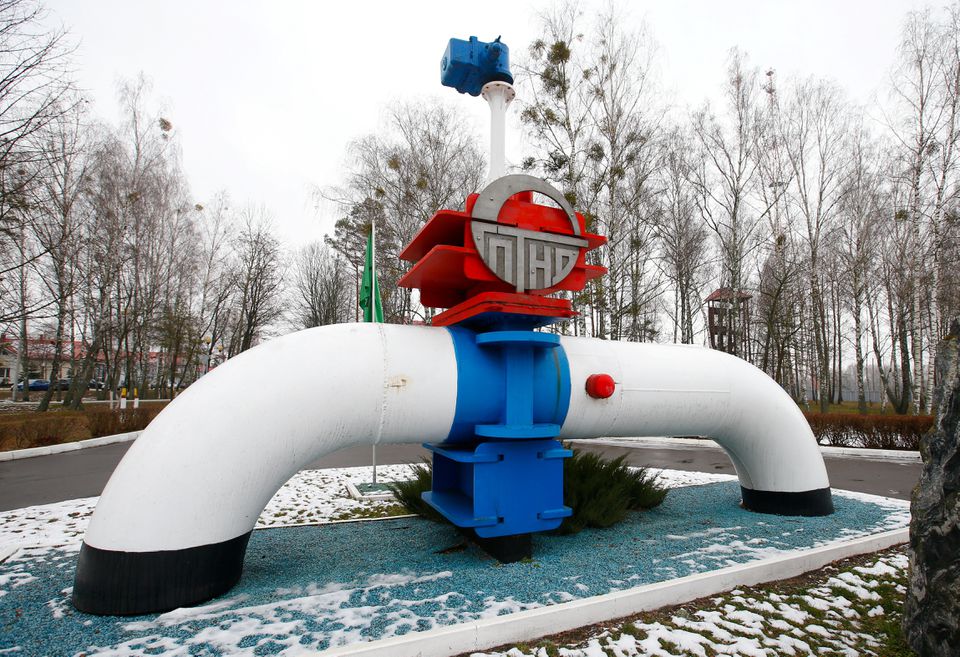 Un model al unei conducte din stația de pompare a petrolului Gomel Transneft, care transportă țițeiul prin conducta Drujba de Nord spre vest, spre Polonia și Europa, lângă Mozyr, Belarus