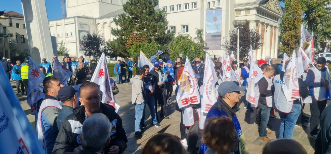 Sindicaliștii spun că în timp ce poporul sărăcește, Guvernul continuă să mărească taxele și amână creșterea pensiilor și a salariilor