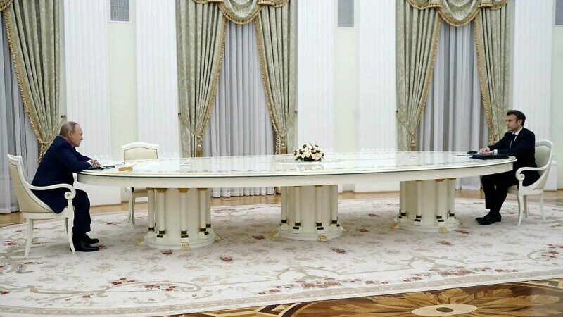 Putin, cu ocazia zilei sale de naştere, a primit o masă nouă şi un binoclu pentru comunicarea cu vizitatorii. Lituanienii strâng bani pentru nişte «artificii»”, a scris oficialul lituanian pe contul său de Twitter