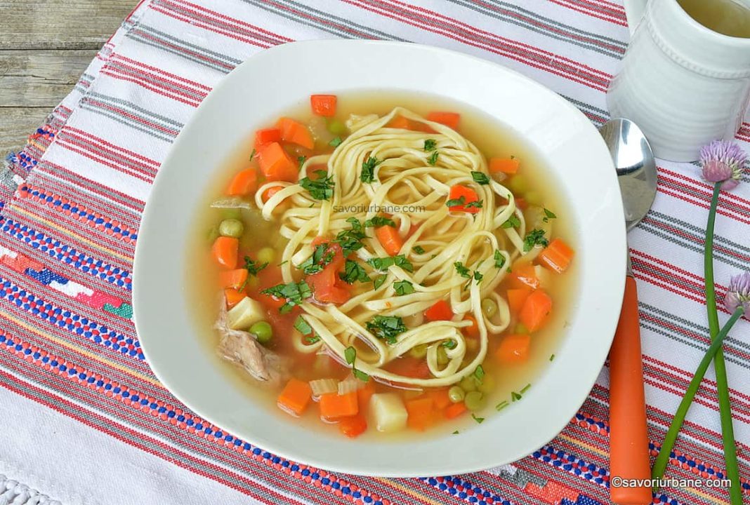 Borș de curcan cu tăieței și multe legume (FOTO: Savori Urbane)