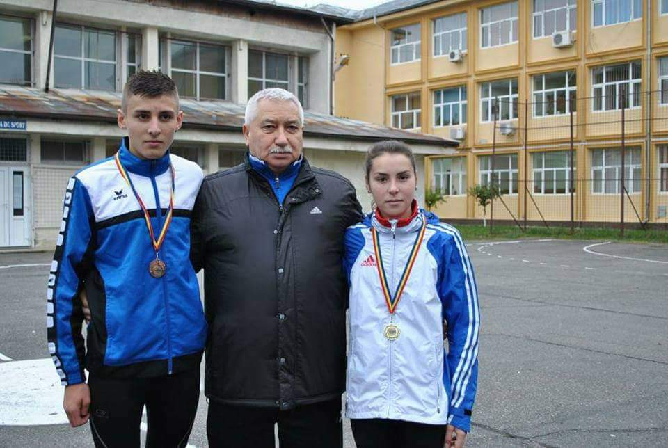 Ion Bură, alături de doi dintre campionii săi
