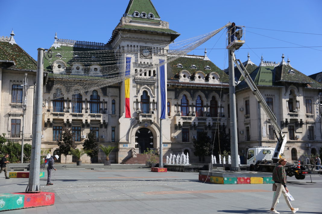 La Craiova se montează de zor instalaţiile şi decoraţiunile pentru sărbătorile de iarnă