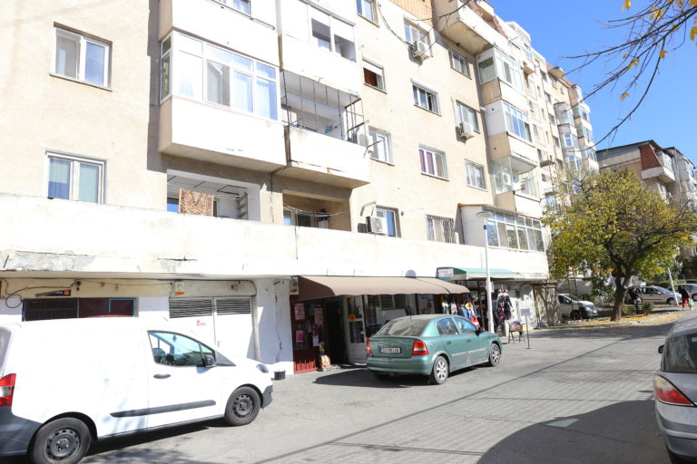 Terorizaţi de un vecin cu probleme de sănătate mintală