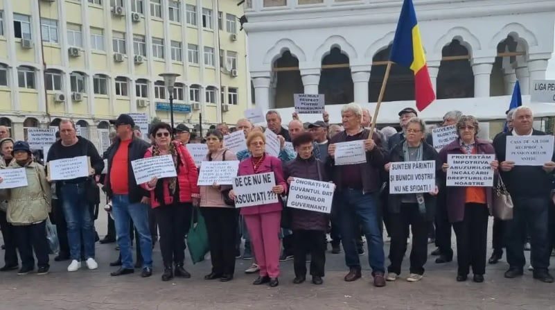 Zeci de pensionari au protestat la Târgu Jiu