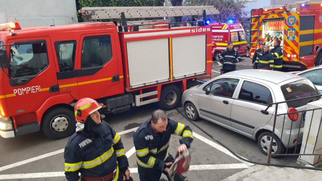 La sosirea echipajelor de pompieri, incendiul se manifesta într-o cameră din interiorul apartamentului la materiale textile și mobilier, existând posibilitatea de propagare la întreg apartamentul