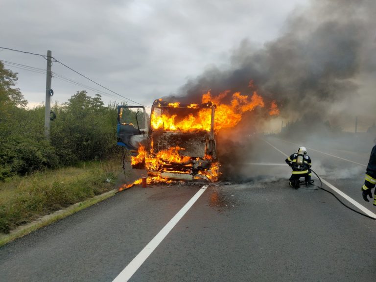 (VIDEO) Craiova: Un autocamion a luat foc în mers