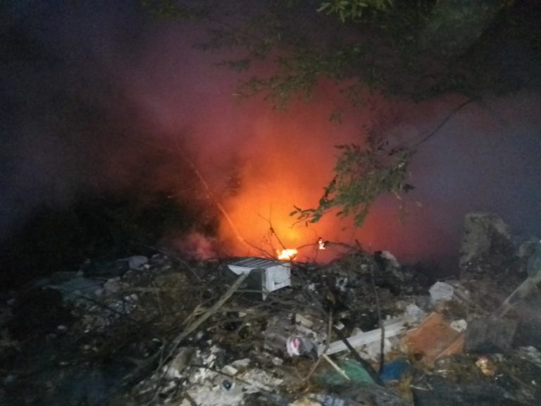 La fața locului, s-a deplasat un echipaj de stingere care a acționat pentru stingere circa o oră și jumătate