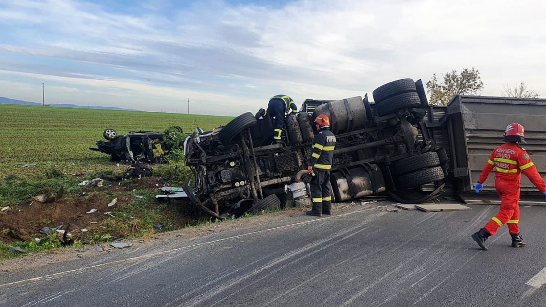Un mort și trei răniți într-un accident provocat de o depășire periculoasă