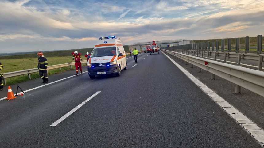 Şoferul lovit mortal pe A1 de un TIR după ce coborâse pe banda de urgenţă