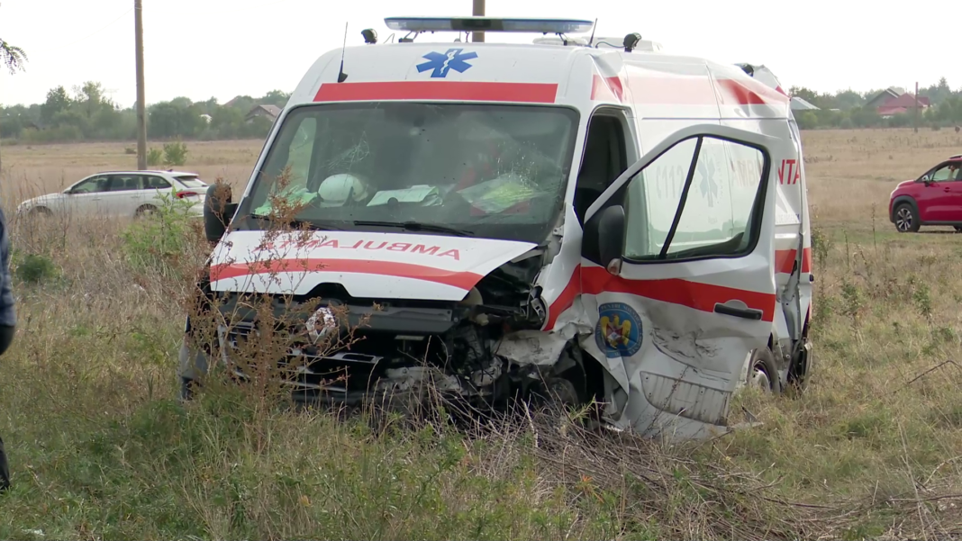 Ambulanţă implicată într-un accident cu cinci răniţi