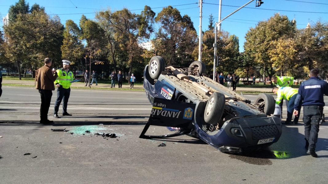 Trei răniţi într-un accident în care a fost implicată o maşină a jandarmariei