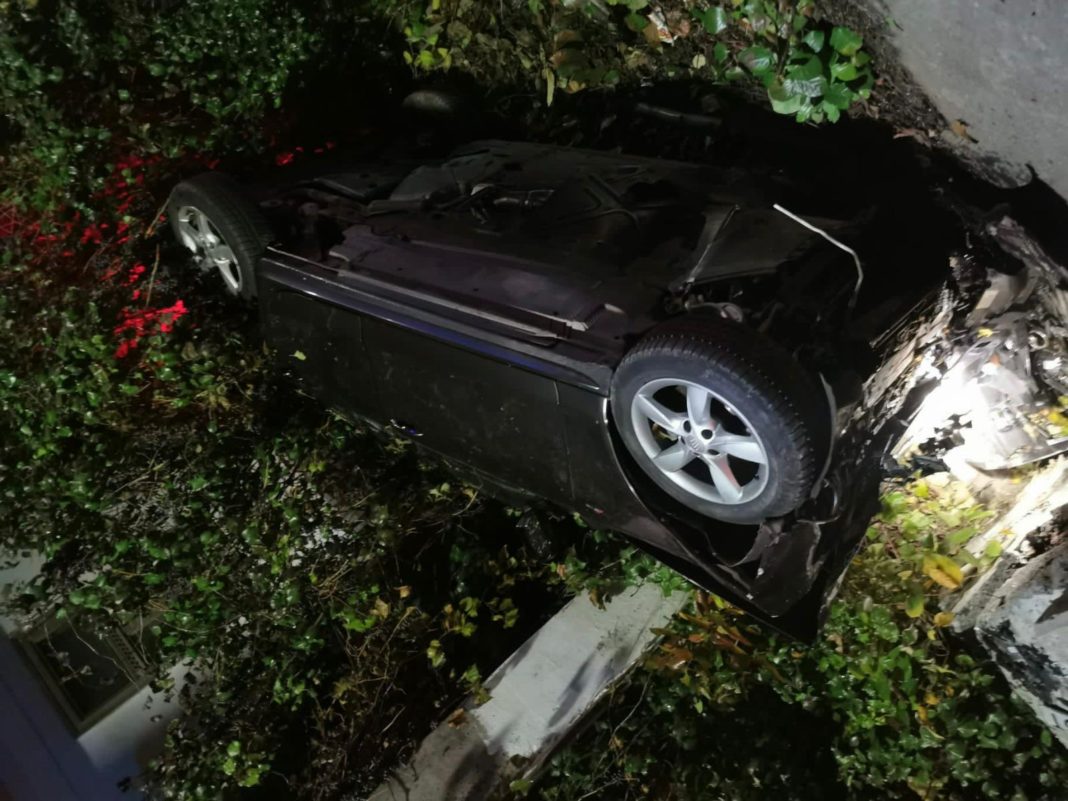 Un șofer a murit după ce s-a răsturnat cu mașina în șanț