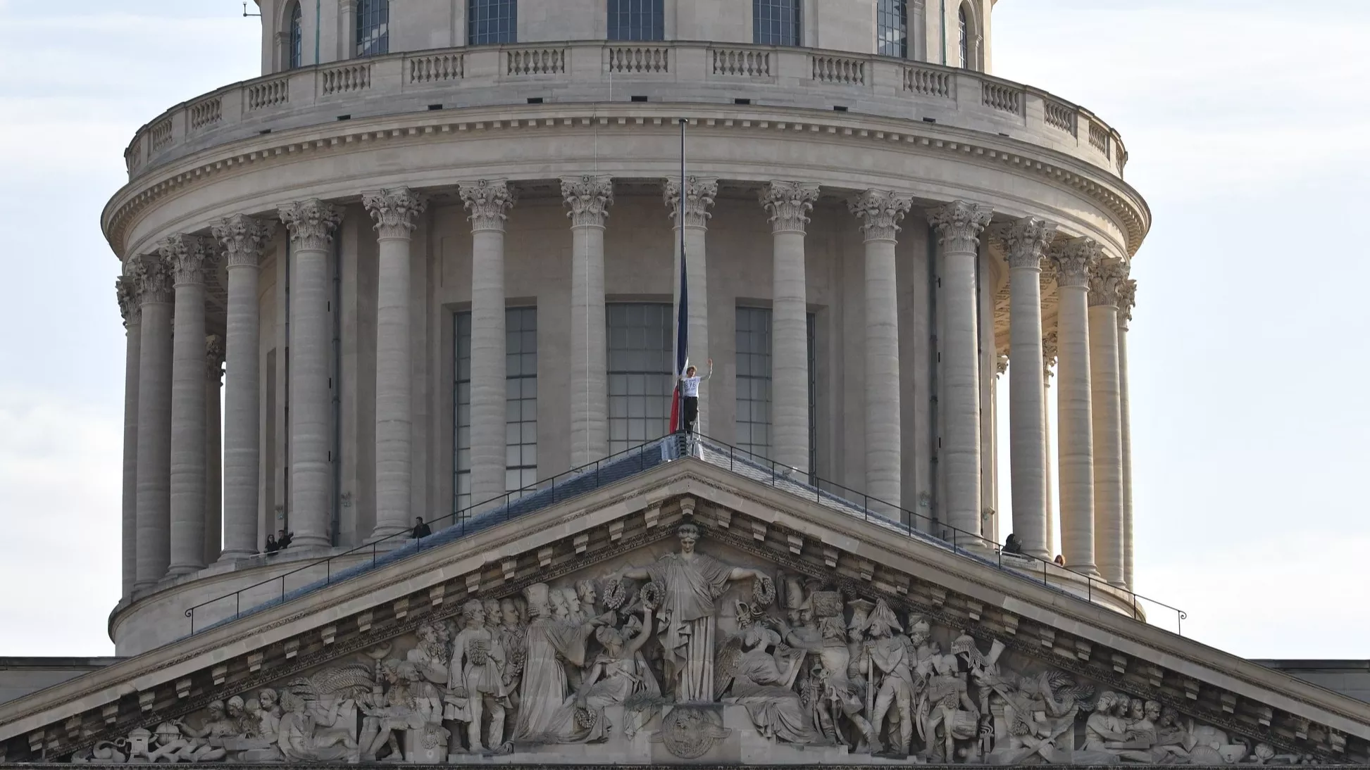 Protest inedit în Franța: Un activist de mediu s-a legat de catargul drapelului de pe Pantheon