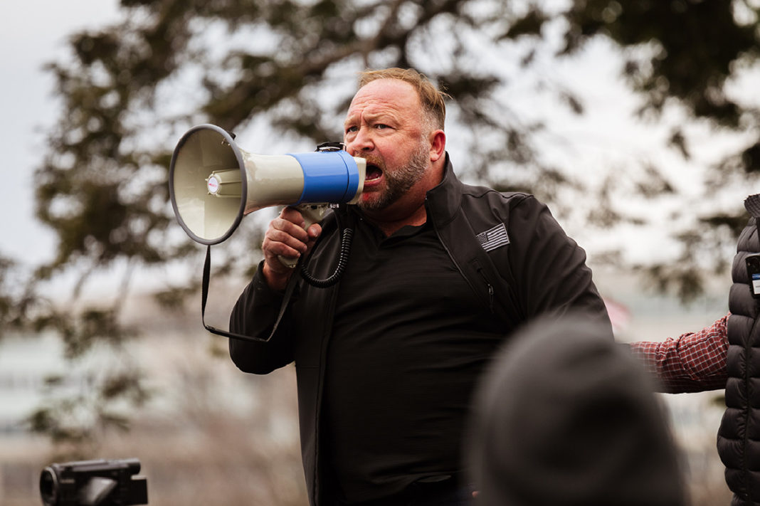 Conspiraţionist american, obligat să plătească un miliard de dolari despăgubiri